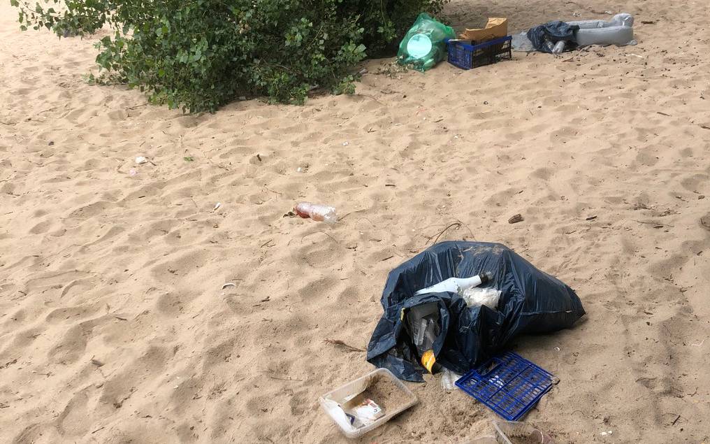 Müll am Rheinstrand in Himmelgeist.