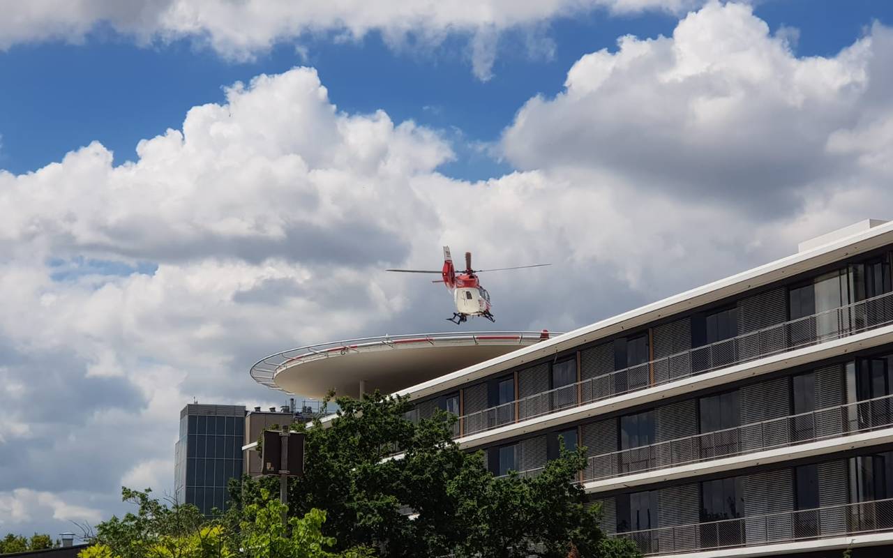 Ein Hubschrauber landet auf einem Gebäude der Uni-Klinik
