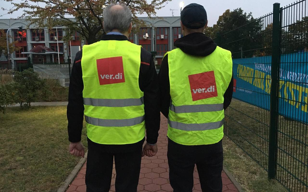 Zwei Männer in gelber Streikweste, auf dem Rücken steht Verdi