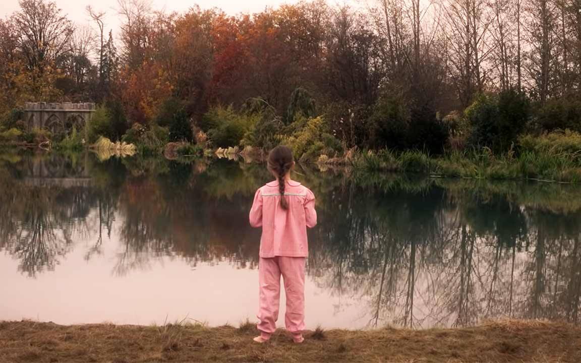 Flora am Bly Manor See.