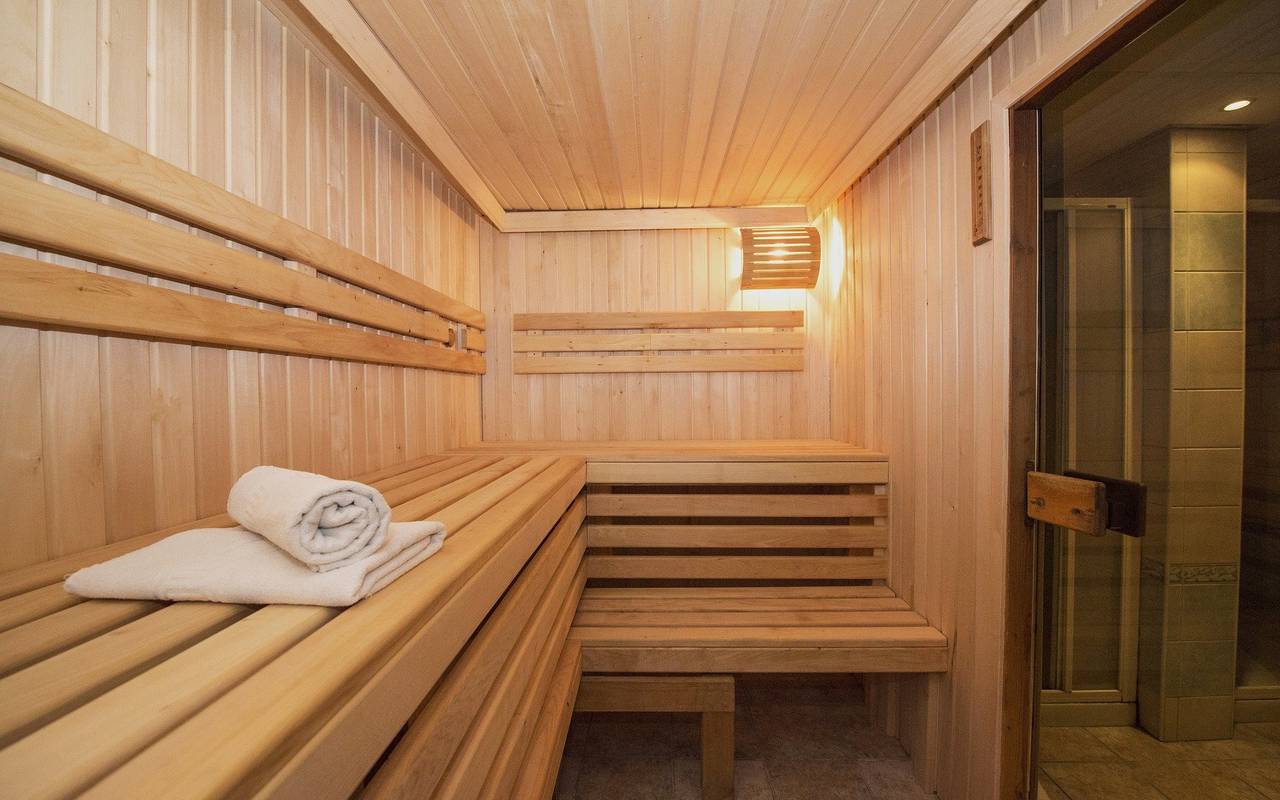 Die Innenansicht einer Sauna.