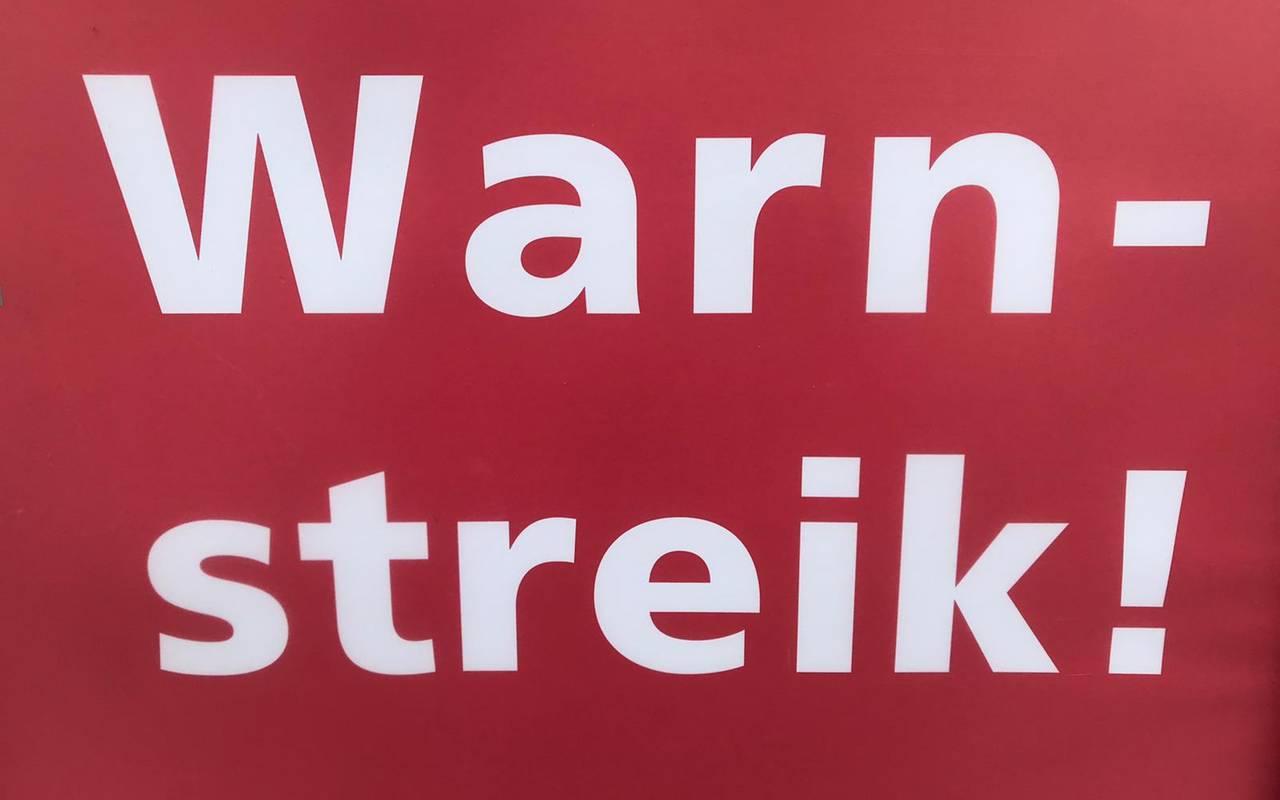 Rotes Schild mit Warnstreik