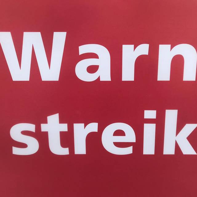 Rotes Schild mit Warnstreik