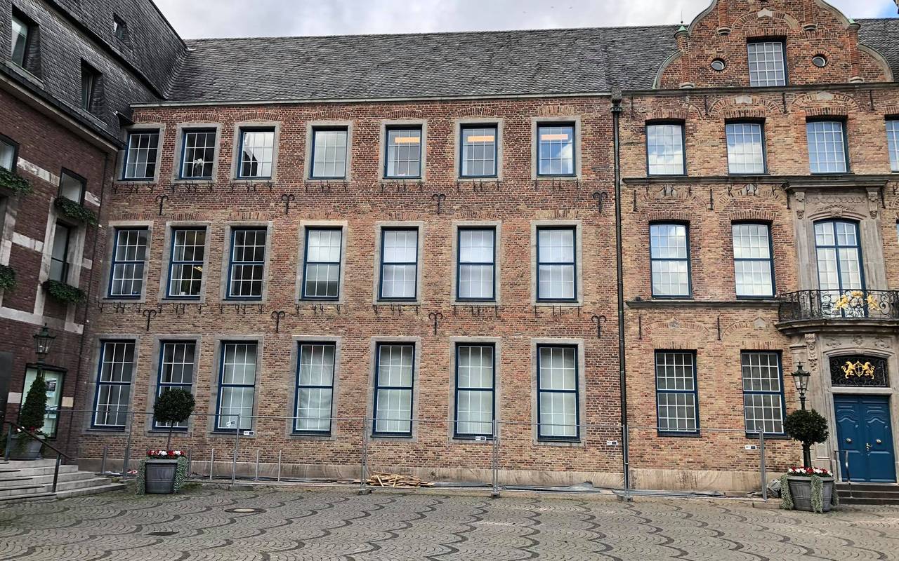 Das Düsseldorfer Rathaus und der Marktplatz in der Altstadt