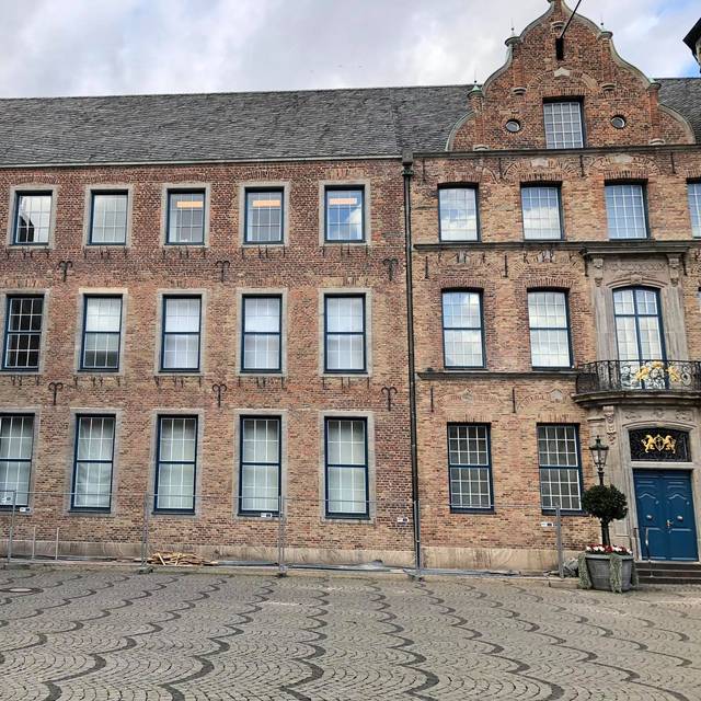 Das Düsseldorfer Rathaus und der Marktplatz in der Altstadt