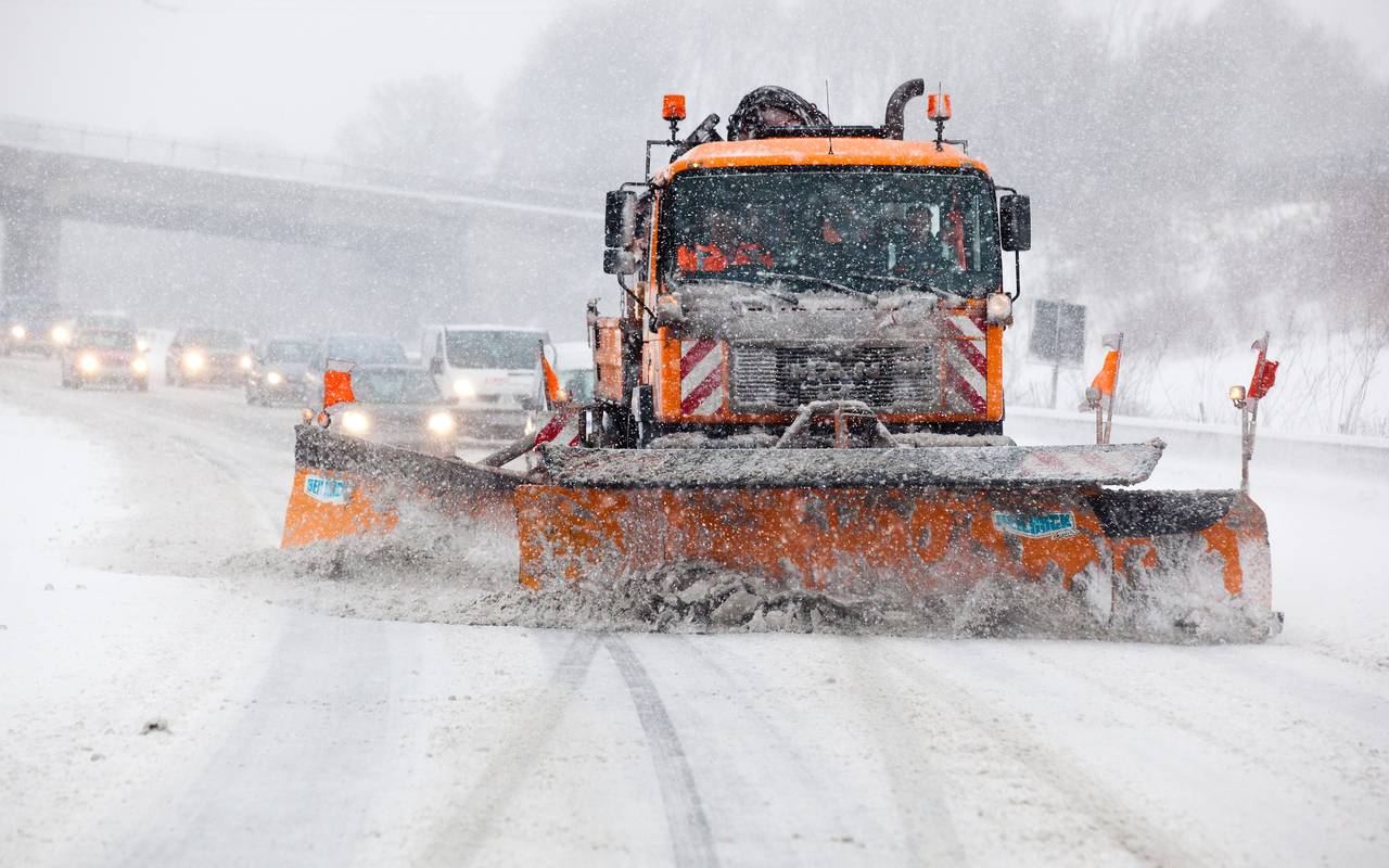 Räumfahrzeug räumt Schnee weg