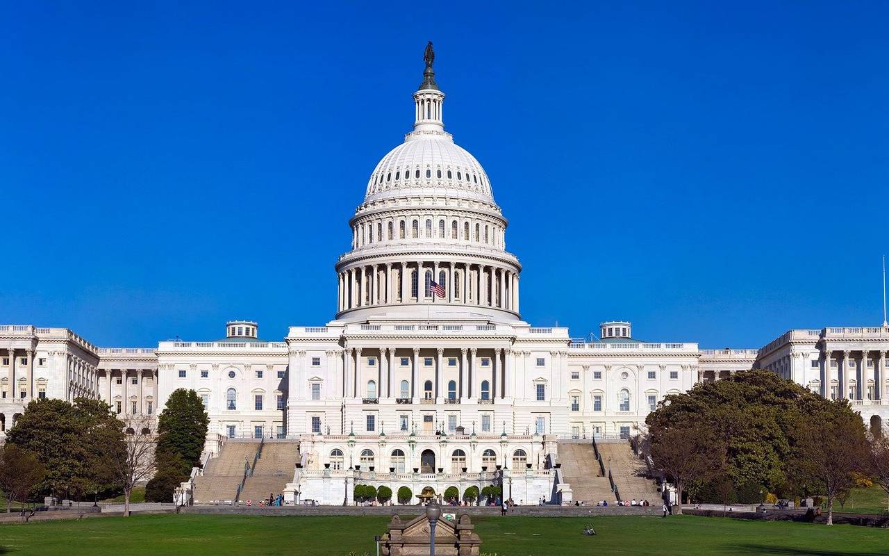 Das Kapitol in Washington. Der Himmel ist strahlend blau.