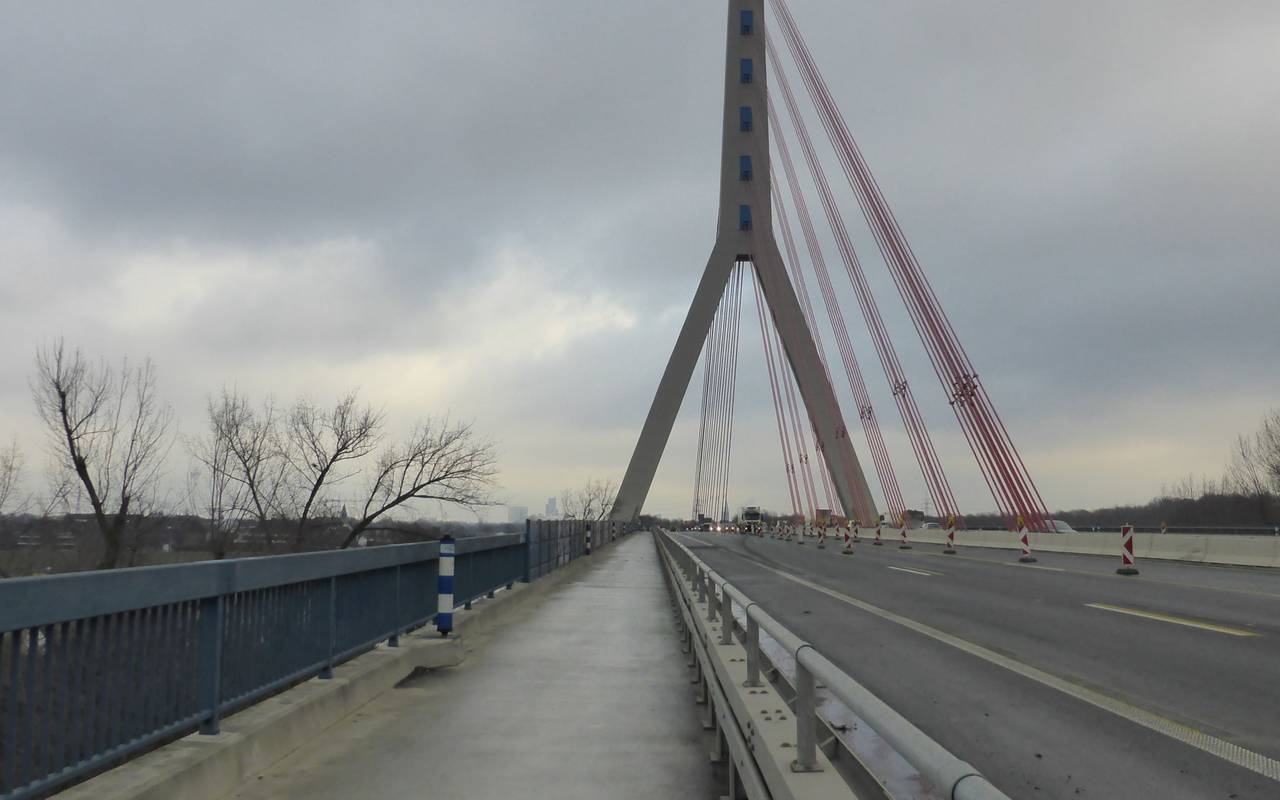 Die Fleher Brücke mit Fahrradweg und Straße.