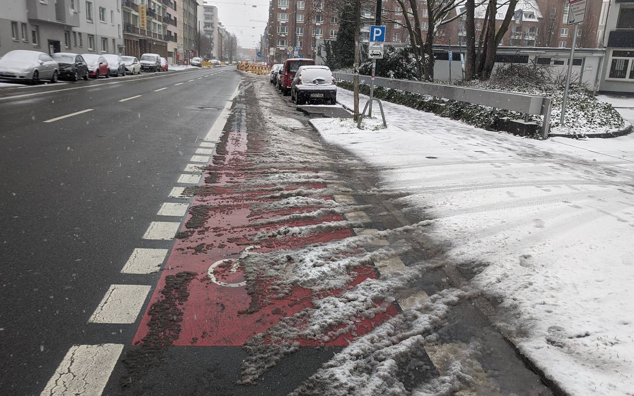 Schneematsch auf Radweg