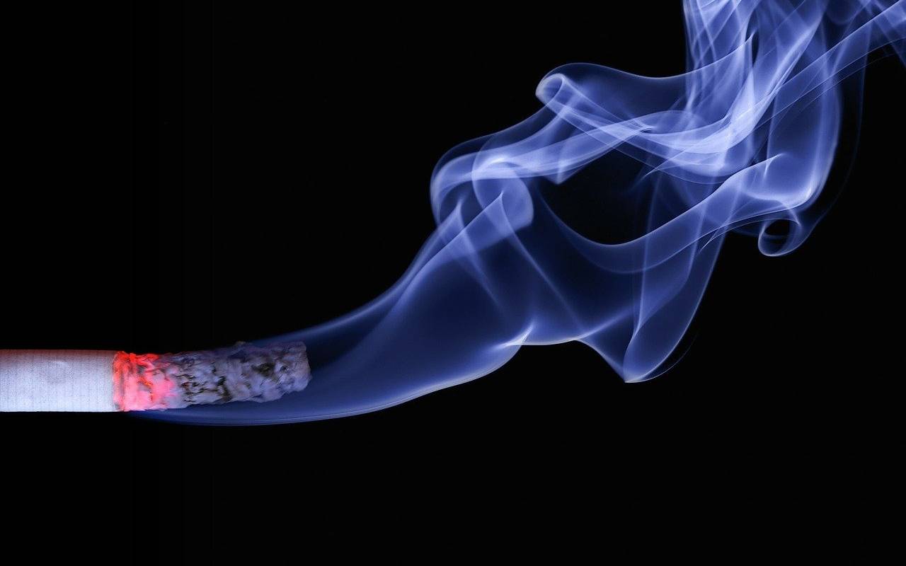 Rauchen: eine angezündete Zigarette brennt runter