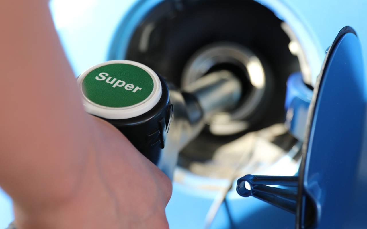 Ein Auto wird mit Super-Benzin betankt.