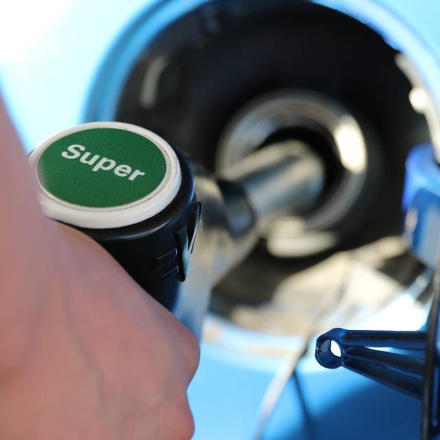 Ein Auto wird mit Super-Benzin betankt.