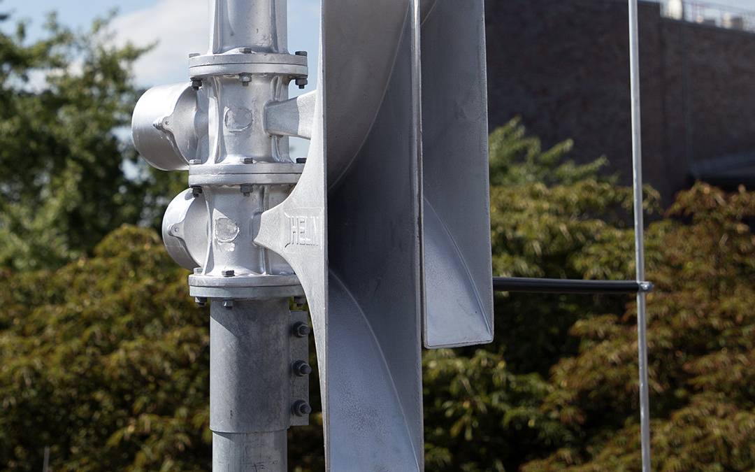 Eine Sirene auf einem Dach.