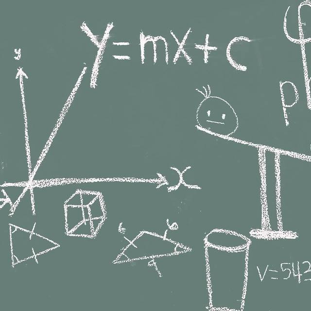 Eine bemalte Schultafel; mit mathematischen Formeln und Zeichnungen.