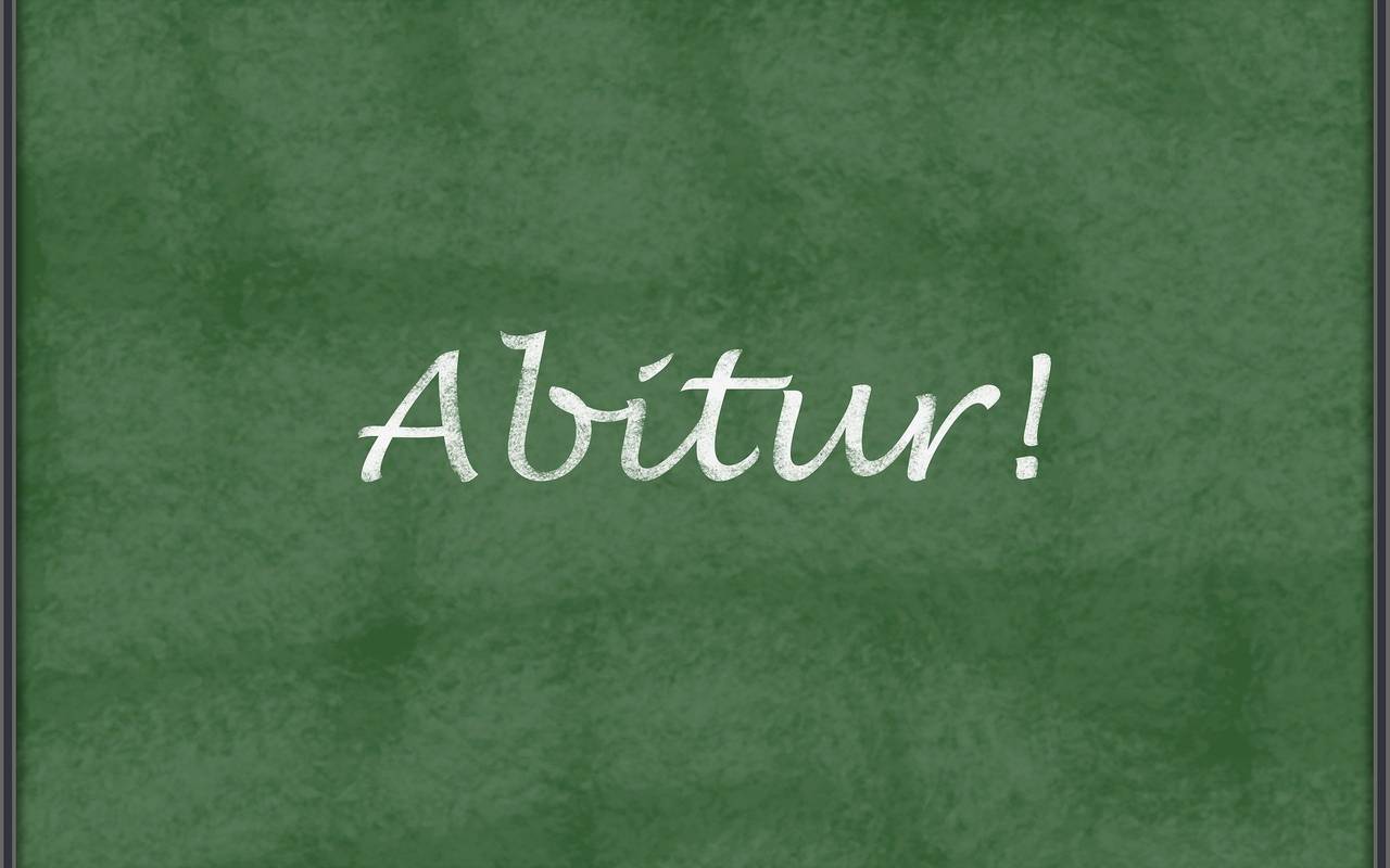 Auf einem tafelähnlichen Schild steht das Wort Abitur.