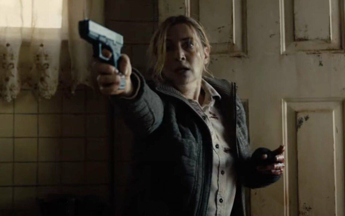 Mare zückt die Waffe.