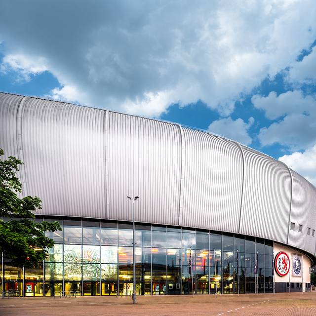 Der Rather Dome mit dem DEG-Logo im Vordergrund. Im Hintergrund ist blauer Himmel mit einigen Wolken.