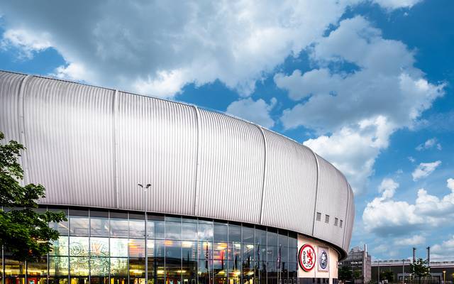 Der Rather Dome mit dem DEG-Logo im Vordergrund. Im Hintergrund ist blauer Himmel mit einigen Wolken.