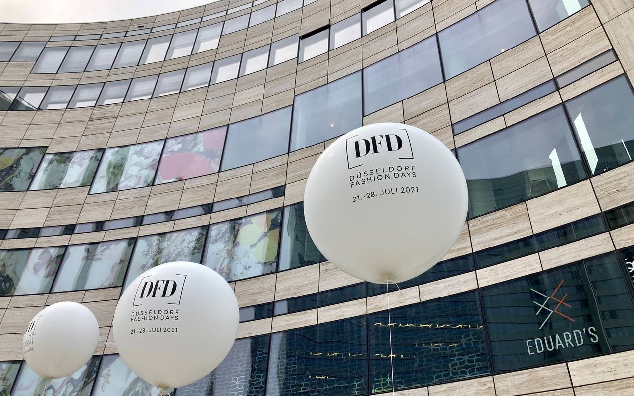 Weiße Ballon-Dekoration vor dem Kö-Bogen zu den Düsseldorf Fashion Days