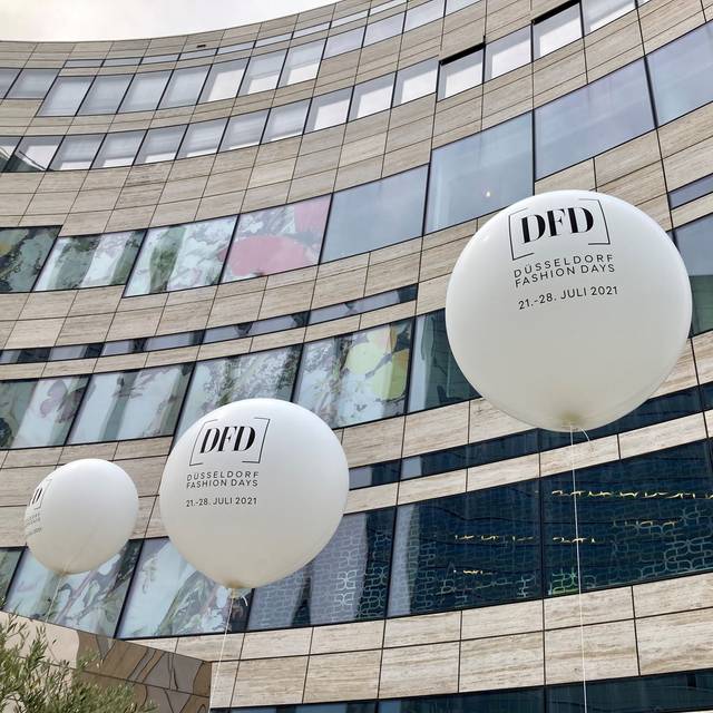 Weiße Ballon-Dekoration vor dem Kö-Bogen zu den Düsseldorf Fashion Days