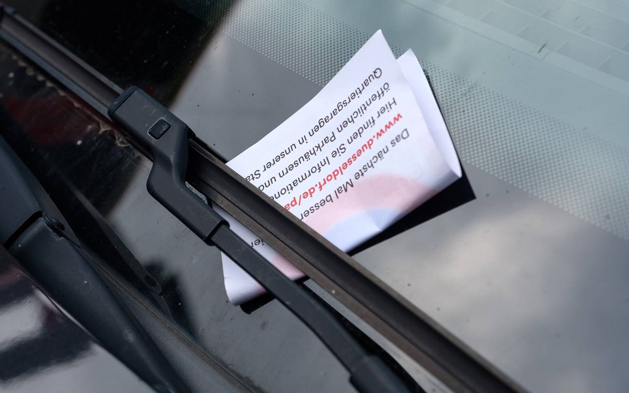 Ein Knöllchen unter einem Scheibenwischer.