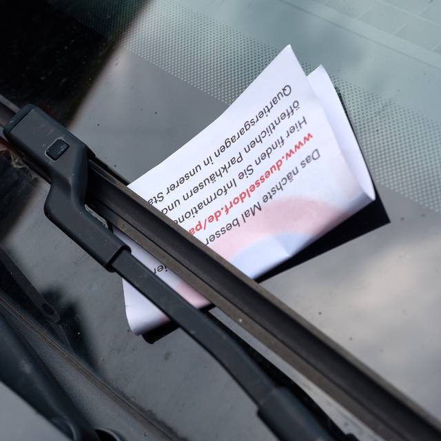 Ein Knöllchen unter einem Scheibenwischer.