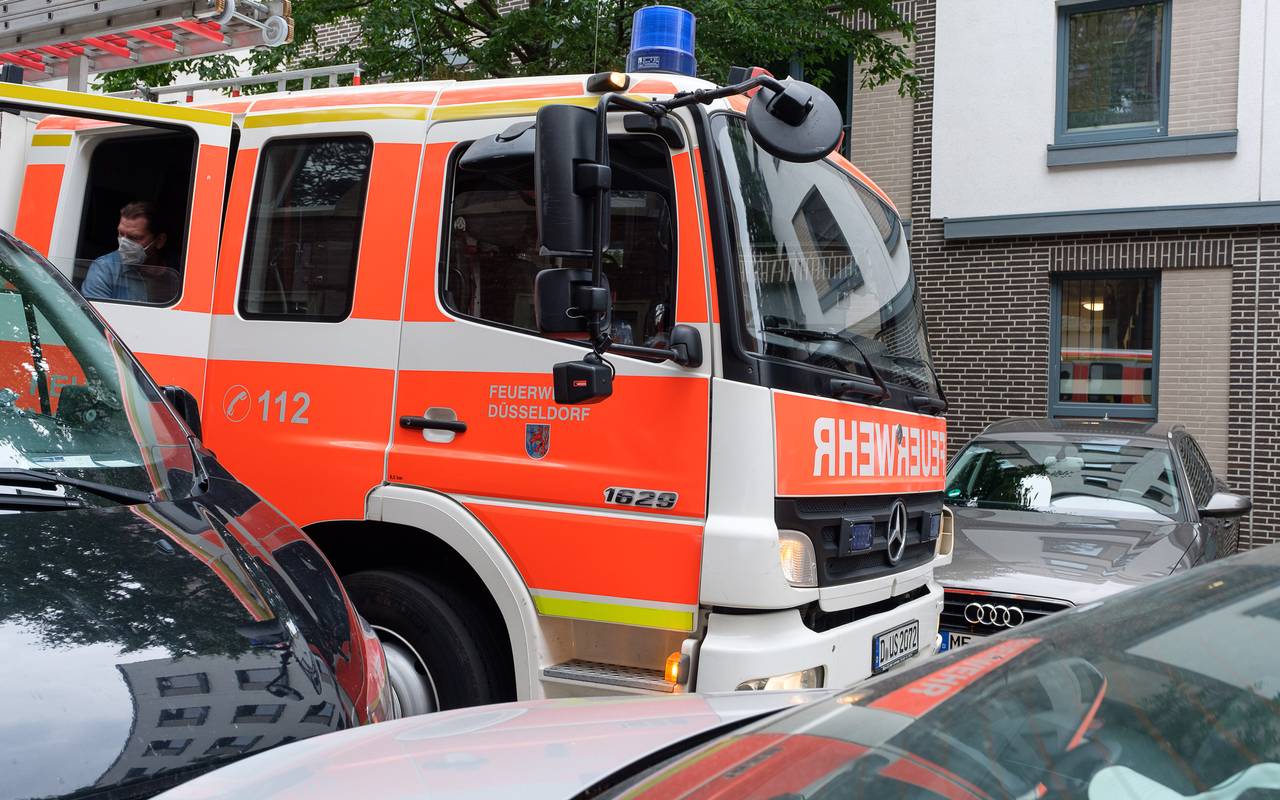 Ein Feuerwehr-Auto steht auf einer Straße.