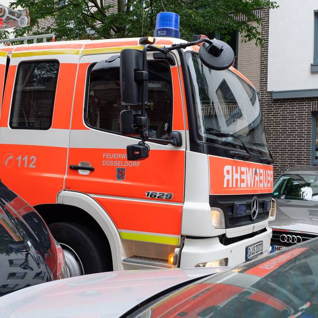 Ein Feuerwehr-Auto steht auf einer Straße.