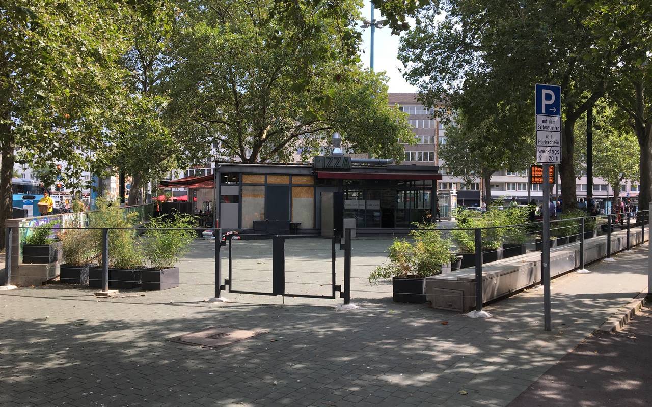 Der abgesperrte Pavillon auf dem Worringer Platz.
