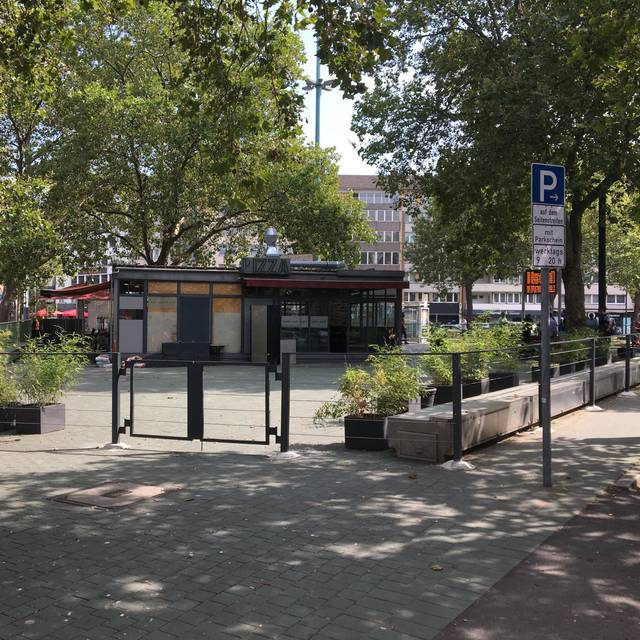 Der abgesperrte Pavillon auf dem Worringer Platz.