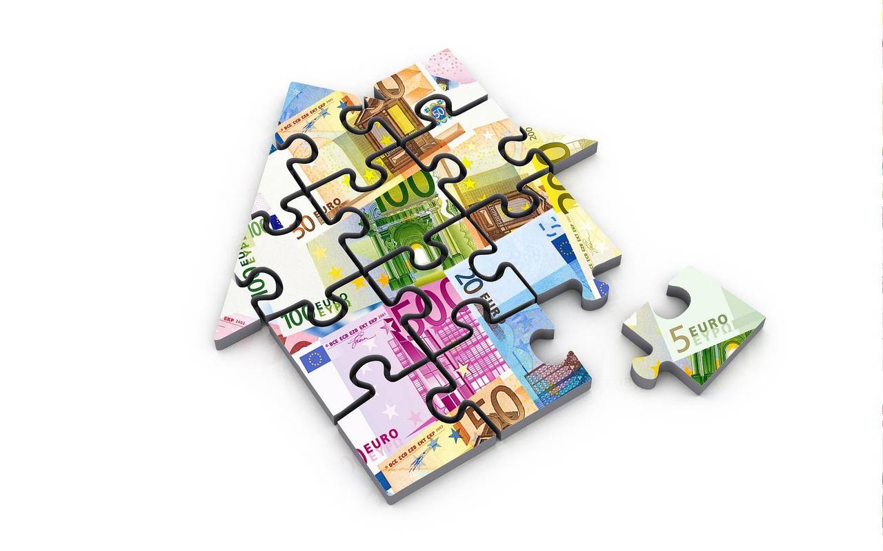 Ein Puzzle, das ein Haus zeigt. Die Motive stellen Geldscheine dar.