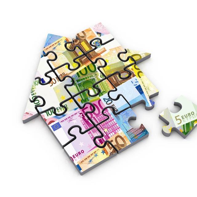 Ein Puzzle, das ein Haus zeigt. Die Motive stellen Geldscheine dar.