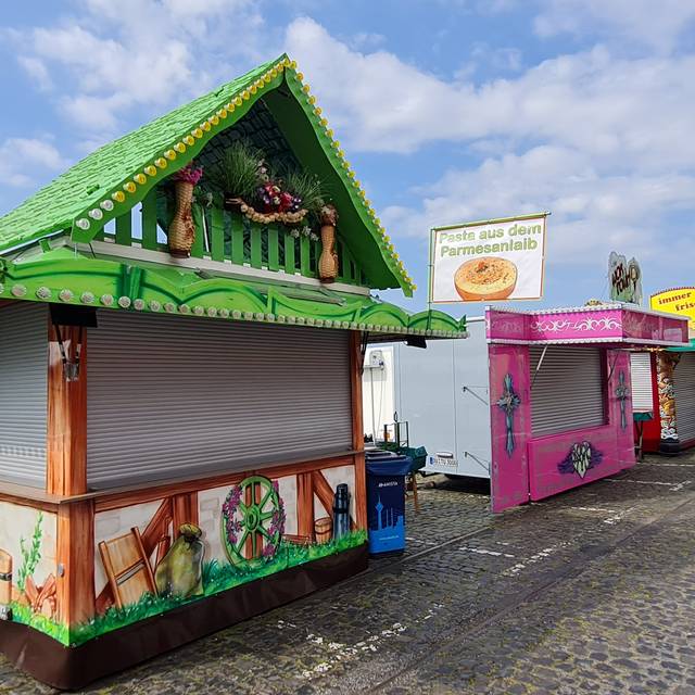 Eine noch geschlossenen Bude auf der Herbstkirmes am Tonhallenufer.