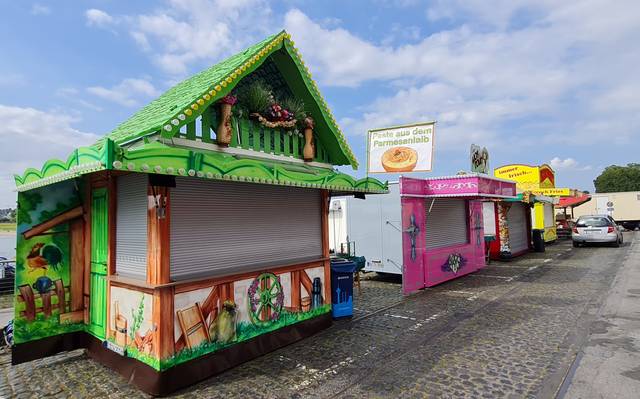 Eine noch geschlossenen Bude auf der Herbstkirmes am Tonhallenufer.