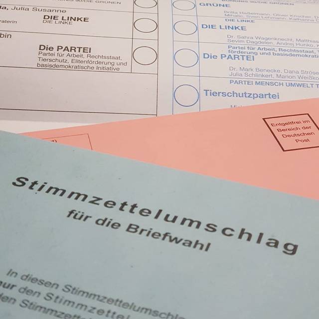 Bundestagswahl: Ein Symbolbil von einem Wahlzettel und dem blauen Stimmzettelumschlag