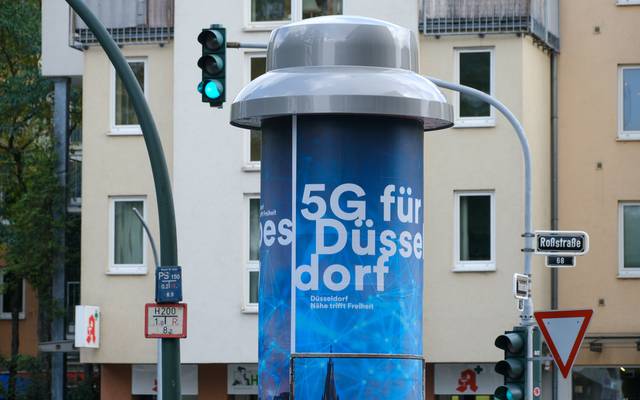 Eine blaue 5G-Litfaßsäule