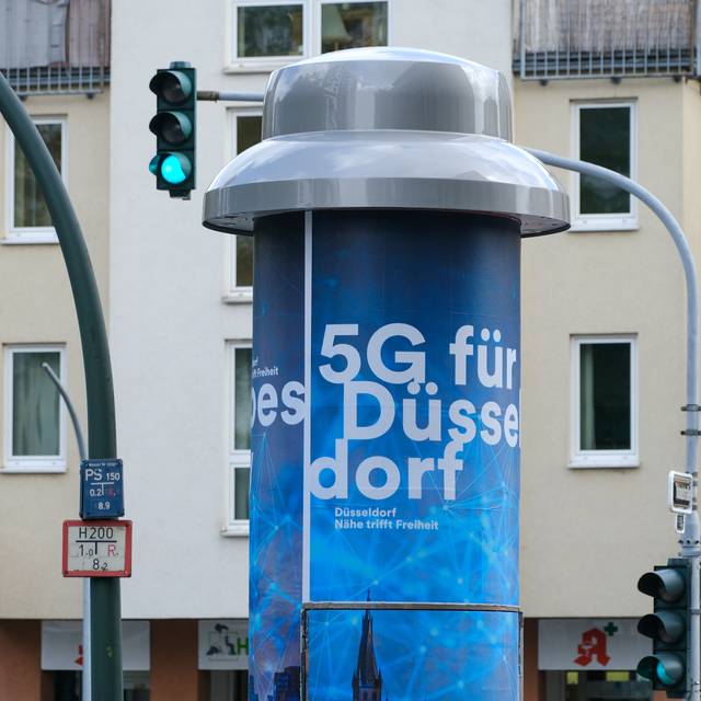 Eine blaue 5G-Litfaßsäule