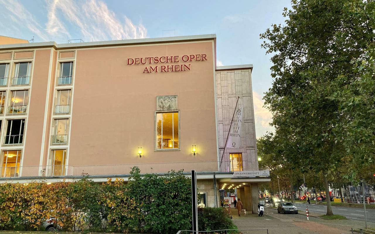 Außenansicht der deutschen Oper am Rhein.