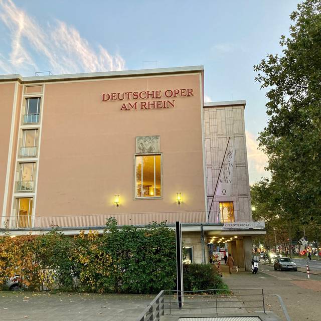 Außenansicht der deutschen Oper am Rhein.