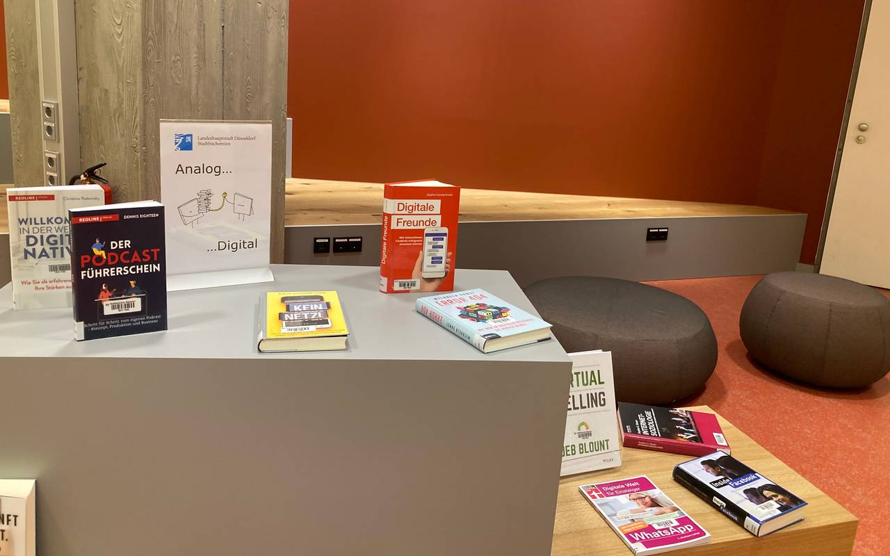 Lesecke in der Zentralbibliotkek, kleiner Tisch mit Büchern