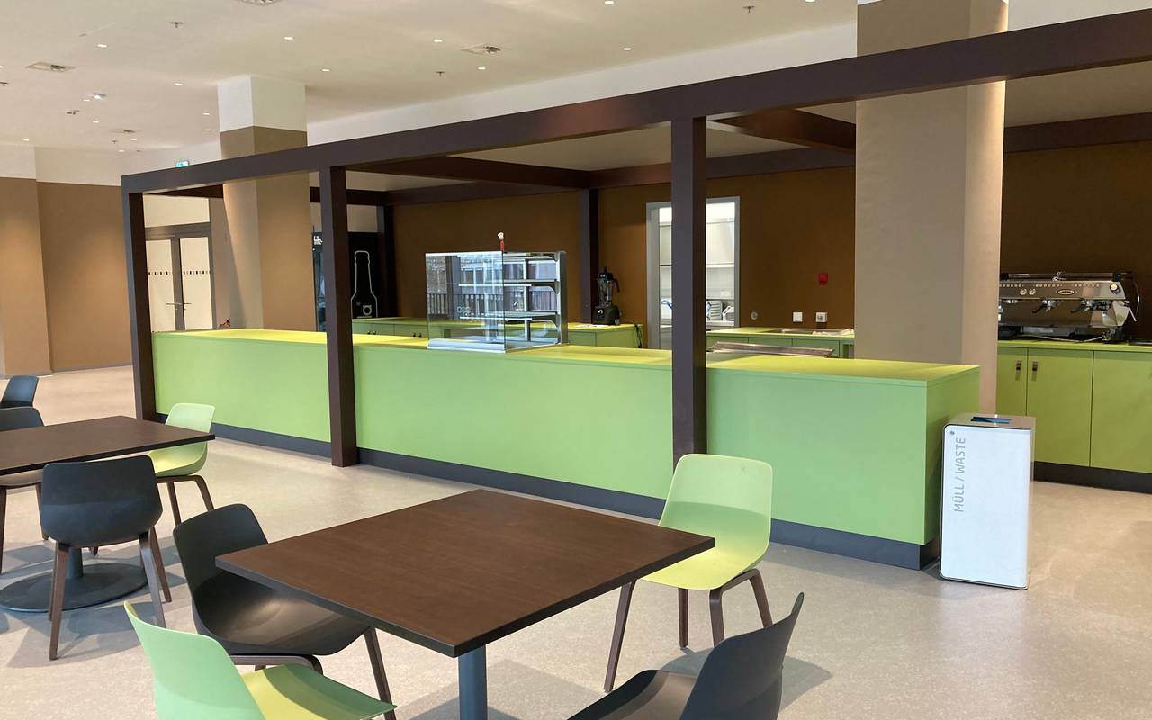 Stühle und Tische im Bibliothekscafé "Xafé" in der Zentralbibliothek.