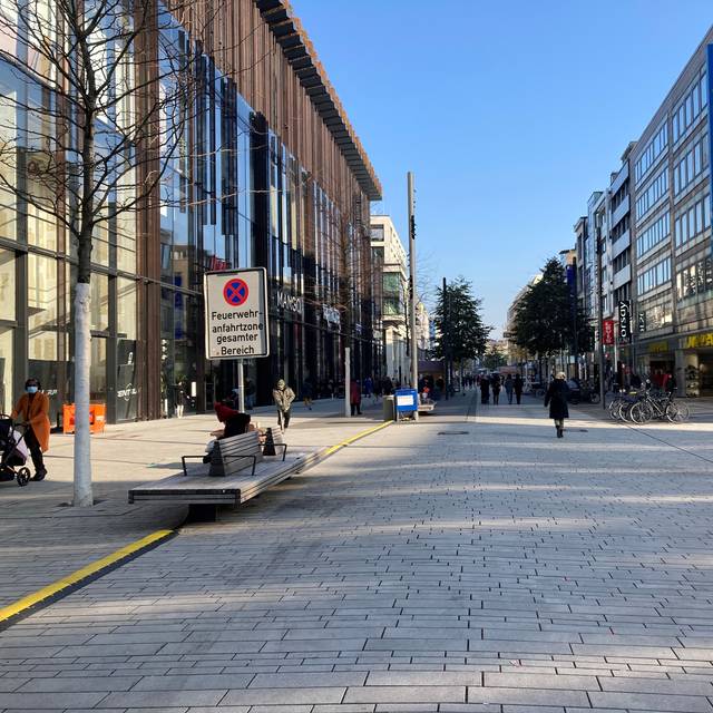 Die Schadowstraße im Sonnenlicht. Zahlreiche Läden sind geöffnet.