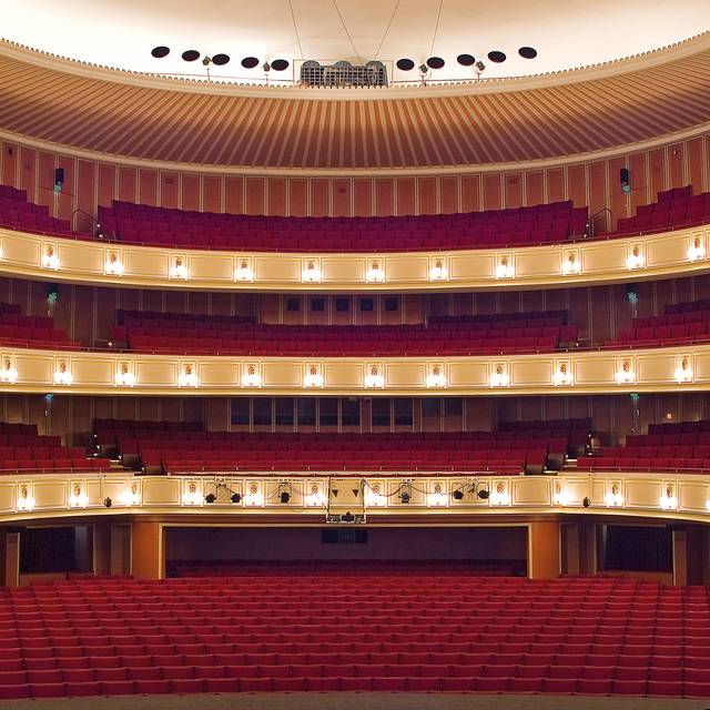 Zuschauerraum des Opernhauses in Düsseldorf. Blick von der Bühne.