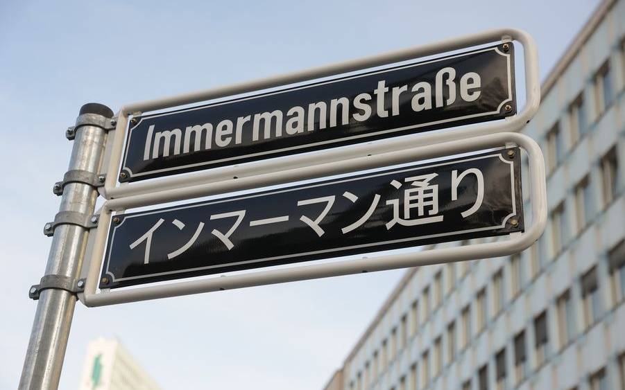 Straßenschild "Immermannstraße" auf Deutsch und Japanisch