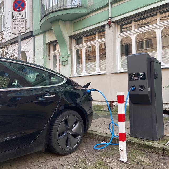 Ein Auto steht an einer E-Ladesäule auf der Frankenstraße.