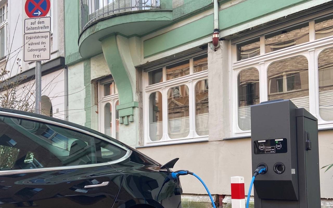 Ein Auto steht an einer E-Ladesäule auf der Frankenstraße.