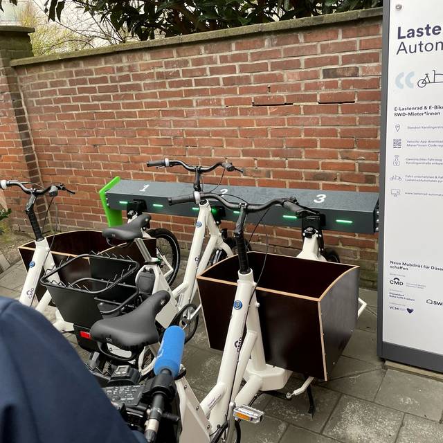 Ein Mann steht vor einem Lastenrad-Automaten.