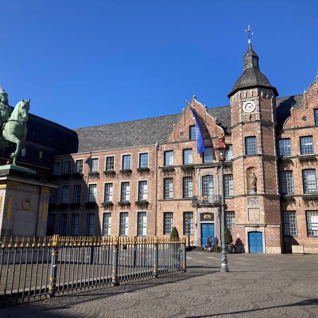 Der Marktplatz mit dem Jan-Wellem-Denkmal und Europa-Flagge am Rathaus.