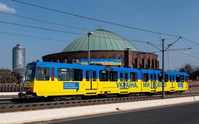 Ukraine-Bahn der Rheinbahn. Sie fährt über die Oberkasseler Brücke. Im Hintergrund: Die Tonhalle.