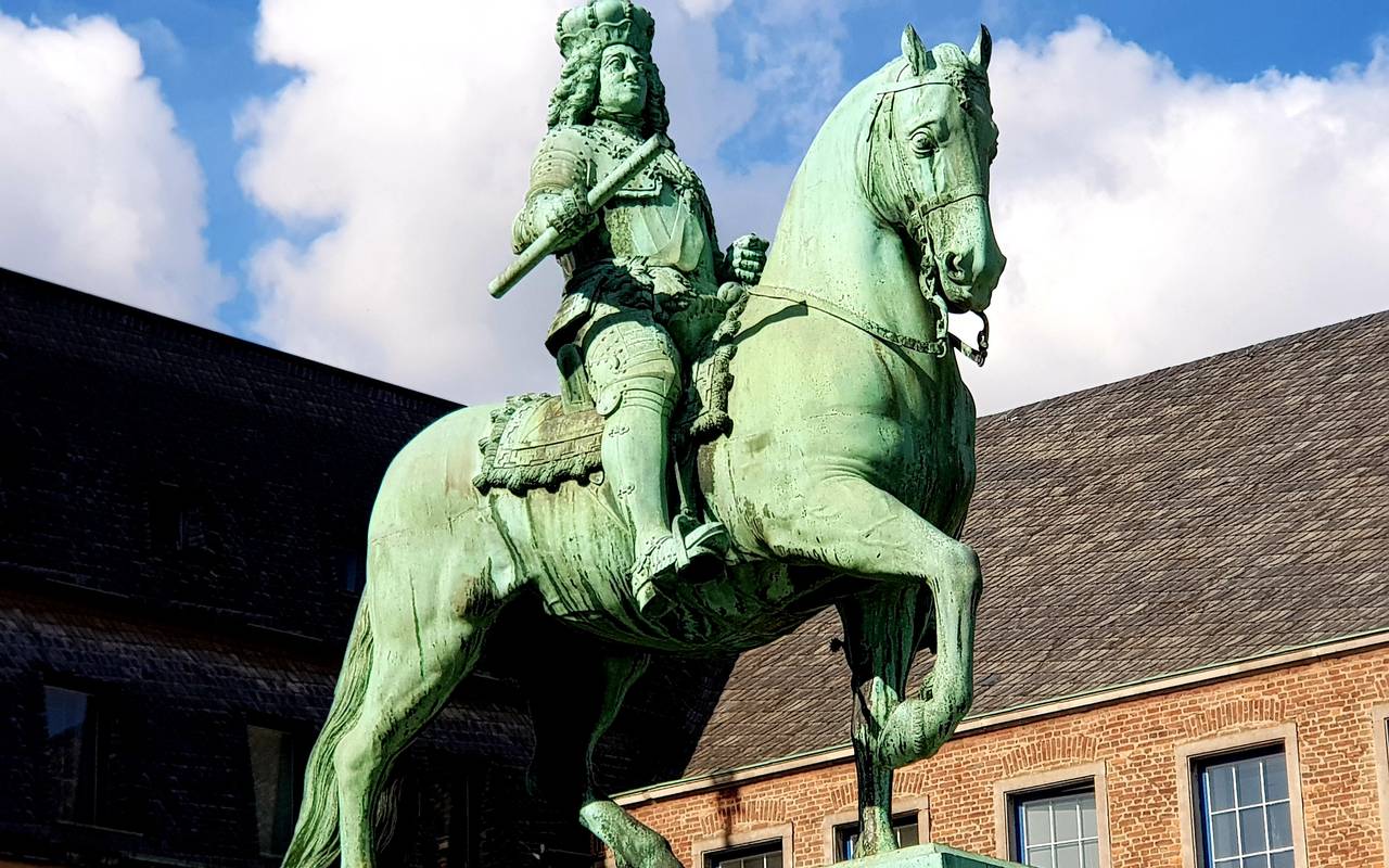 Titelbild zur Kommunalwahl 2025 in Düsseldorf mit der Jan-Wellem-Statue vor dem Rathaus.